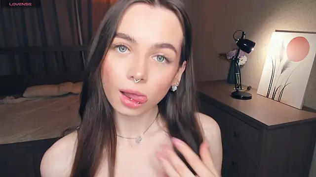 Snapshot of YvonneRobes chatting on March 13, 2026, 7:08 pm YvonneRobes online show from March 13, 2026, 7:08 pm