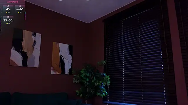 KeeleyBaker online show from December 18, 2025, 4:28 am