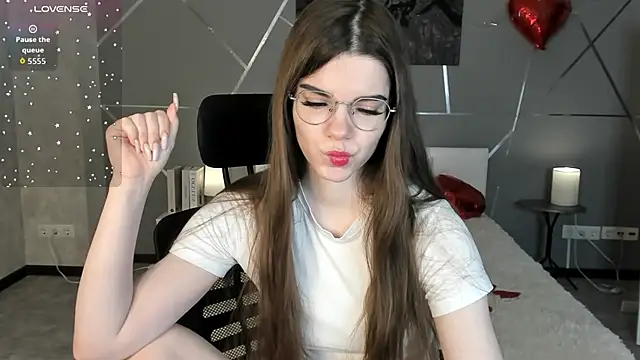 Snapshot of miss__evelyne chatting on March 17, 2026, 7:22 am miss evelyne online show from March 17, 2026, 7:22 am