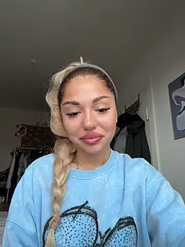 Snapshot of SilkyMira chatting on December 15, 2025, 10:43 am SilkyMira online show from December 15, 2025, 10:43 am