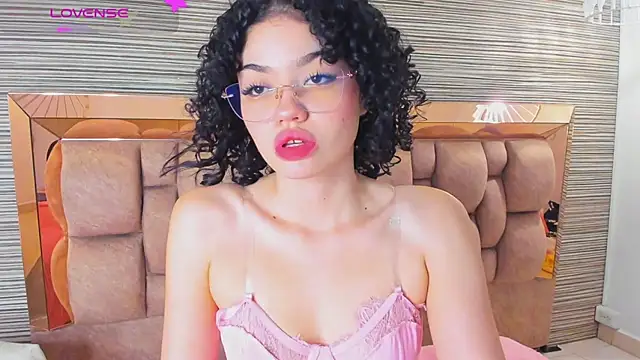 Snapshot of chloe_cortez chatting on June 13, 2026, 11:19 am chloe cortez online show from June 13, 2026, 11:19 am