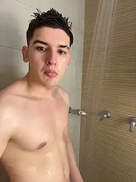 Valentino ceratti online show from December 22, 2025, 2:55 am