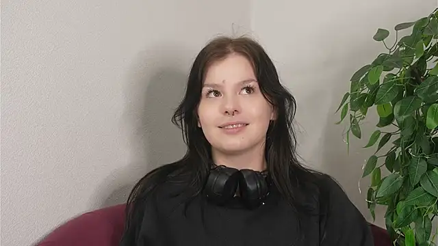 LesleyManire online show from December 17, 2025, 10:53 am