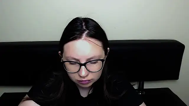 Snapshot of LiliaErmi chatting on May 27, 2026, 6:43 am LiliaErmi online show from May 27, 2026, 6:43 am