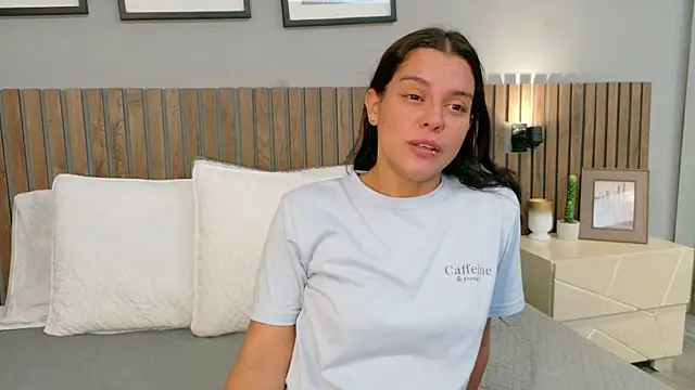 Mia Bellefort online show from April 21, 2026, 8:26 pm