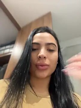 Snapshot of ValeriaTorress_ chatting on April 15, 2026, 1:15 pm ValeriaTorress online show from April 15, 2026, 1:15 pm