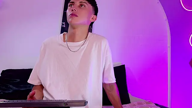 Snapshot of troye_twink chatting on December 14, 2025, 5:35 am troye twink online show from December 14, 2025, 5:35 am