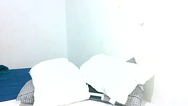 Snapshot of Sthefanyx2 chatting on February 15, 2026, 1:17 am Sthefanyx2 online show from February 15, 2026, 1:17 am