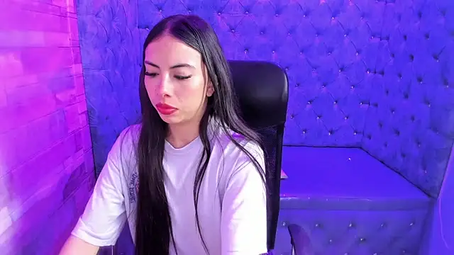 Snapshot of Alana_Hotterr chatting on February 18, 2026, 3:37 am Alana Hotterr online show from February 18, 2026, 3:37 am