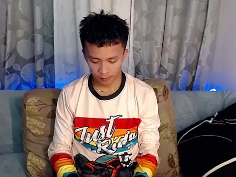 ur twinkKirk6969 online show from May 11, 2026, 10:38 am