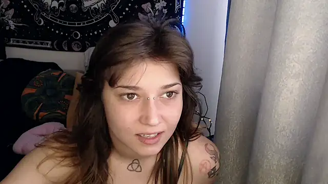Snapshot of AlienforTwenty chatting on June 8, 2026, 6:25 am AlienforTwenty online show from June 8, 2026, 6:25 am