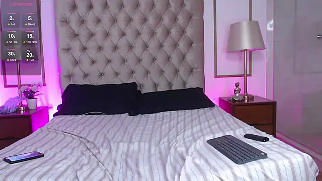 Lia Layton online show from December 14, 2025, 5:40 pm