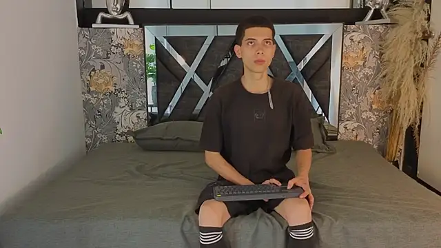 prettyboyy 13 online show from February 2, 2026, 9:25 pm