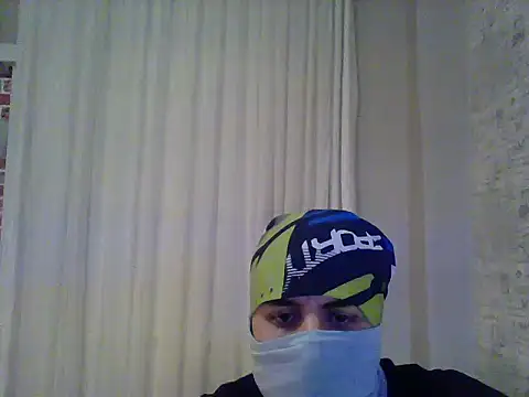 Snapshot of Zeusherkul chatting on December 15, 2025, 8:36 pm Zeusherkul online show from December 15, 2025, 8:36 pm