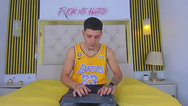 Snapshot of Foxx_king chatting on December 15, 2025, 12:22 pm Foxx king online show from December 15, 2025, 12:22 pm