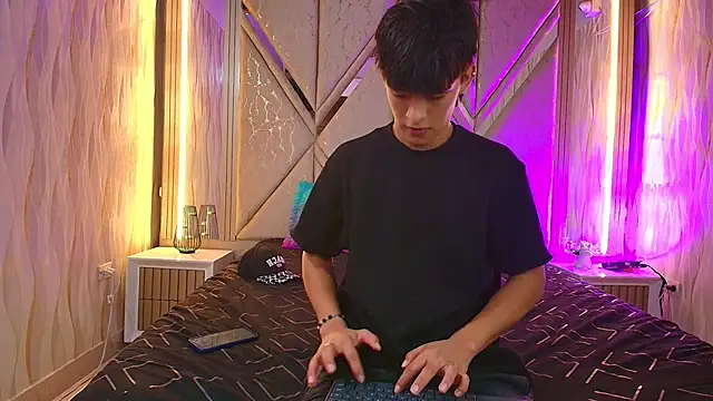 Snapshot of Skinny_boyx chatting on December 14, 2025, 1:28 pm Skinny boyx online show from December 14, 2025, 1:28 pm