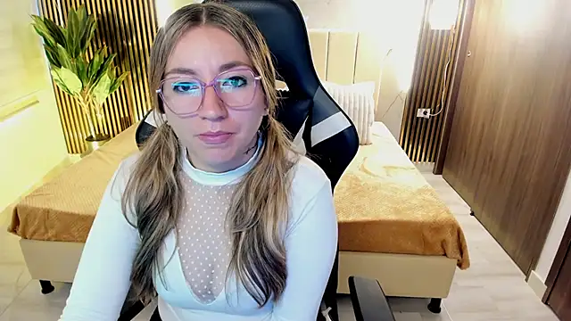 Violeta Dream  online show from December 15, 2025, 2:45 pm