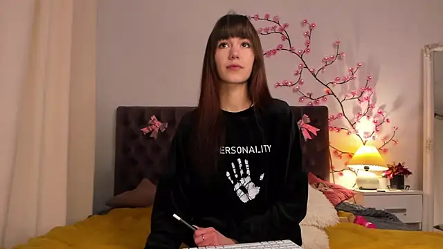 MilanaHotts online show from February 5, 2026, 6:42 am