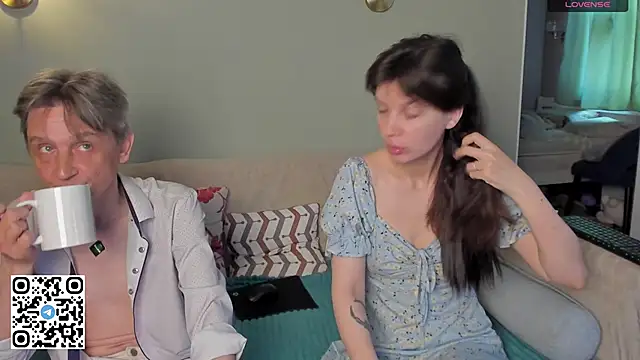 WeliosCouple online show from May 8, 2026, 7:12 am