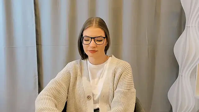 Snapshot of JeaneneWoltz chatting on December 16, 2025, 9:13 am JeaneneWoltz online show from December 16, 2025, 9:13 am