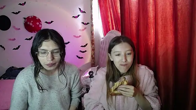 Snapshot of Briar_y_Blair chatting on April 9, 2026, 4:57 pm Briar y Blair online show from April 9, 2026, 4:57 pm