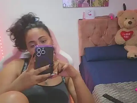Snapshot of Valery__lovex chatting on April 11, 2026, 12:51 am Valery lovex online show from April 11, 2026, 12:51 am
