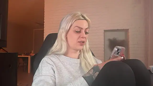 Snapshot of Melina_Diamond chatting on January 11, 2026, 12:28 am Melina Diamond online show from January 11, 2026, 12:28 am