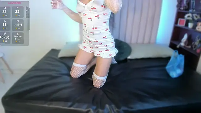 TinyCherryy online show from December 18, 2025, 2:32 pm