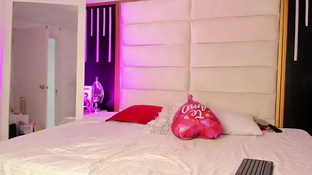 Snapshot of JuliMonroe19 chatting on March 3, 2026, 12:56 pm JuliMonroe19 online show from March 3, 2026, 12:56 pm