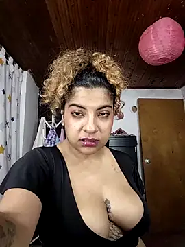 Snapshot of Zarah_Moon chatting on December 18, 2025, 4:06 am Zarah Moon online show from December 18, 2025, 4:06 am