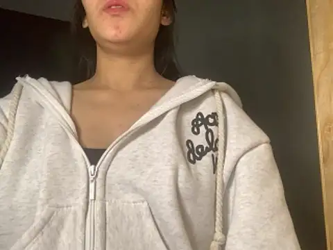 Bitsy2004 online show from December 18, 2025, 4:11 pm