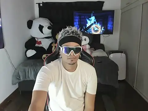 Snapshot of Hotlatinboy_20 chatting on December 16, 2025, 9:24 am Hotlatinboy 20 online show from December 16, 2025, 9:24 am