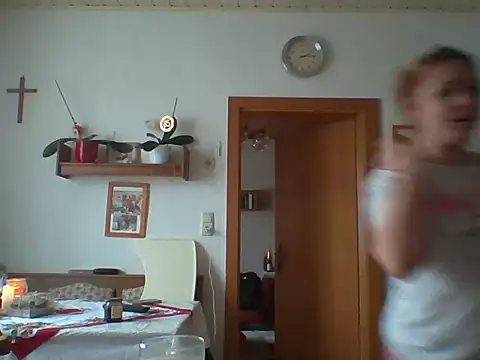 Snapshot of sunfL0VER chatting on December 16, 2025, 1:15 pm sunfL0VER online show from December 16, 2025, 1:15 pm