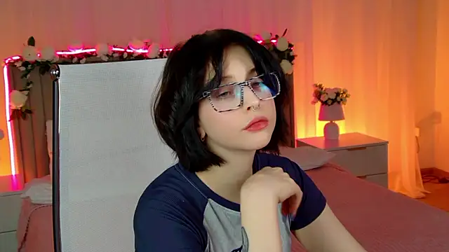 ElenaSomerhalder online show from February 2, 2026, 7:02 pm