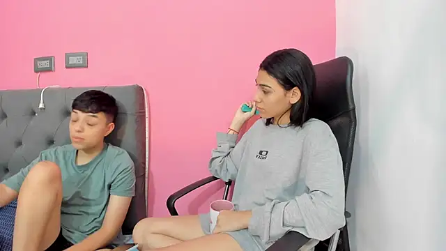 Snapshot of ariloe_quintero chatting on March 18, 2026, 1:35 pm ariloe quintero online show from March 18, 2026, 1:35 pm