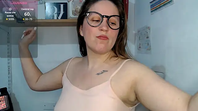 Snapshot of SofiEsteves chatting on July 10, 2026, 6:19 pm SofiEsteves online show from July 10, 2026, 6:19 pm