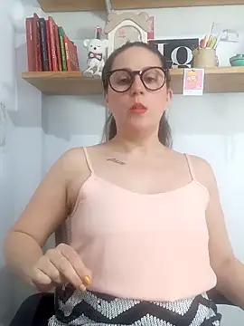 SofiEsteves online show from May 4, 2026, 6:11 pm