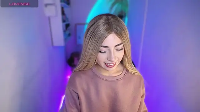 Snapshot of channel_blondee chatting on February 6, 2026, 9:55 pm channel blondee online show from February 6, 2026, 9:55 pm