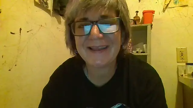 Snapshot of becky1111 chatting on July 4, 2026, 2:07 am becky1111 online show from July 4, 2026, 2:07 am