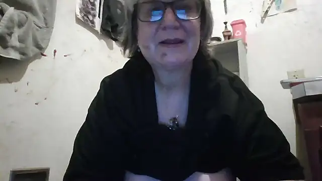Snapshot of becky1111 chatting on August 4, 2026, 1:10 am becky1111 online show from August 4, 2026, 1:10 am