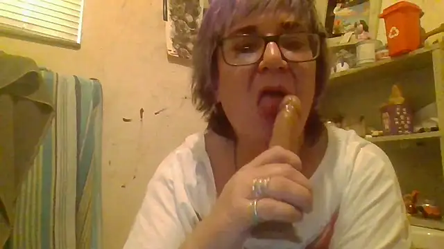 Snapshot of becky1111 chatting on June 25, 2026, 12:08 am becky1111 online show from June 25, 2026, 12:08 am