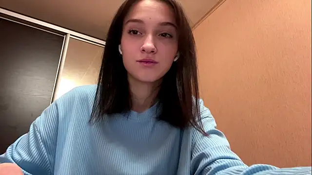 Snapshot of TinyLisa chatting on December 21, 2025, 6:48 am TinyLisa online show from December 21, 2025, 6:48 am