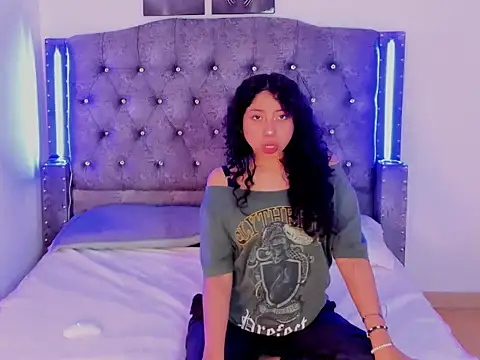 Mia Cavalli online show from December 19, 2025, 1:24 pm