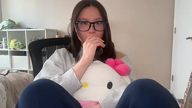 luvvivii online show from April 28, 2026, 6:34 pm