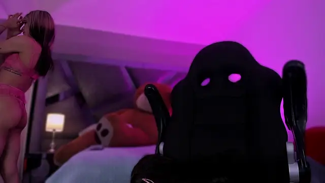 Charlotteinpole online show from March 16, 2026, 5:44 am