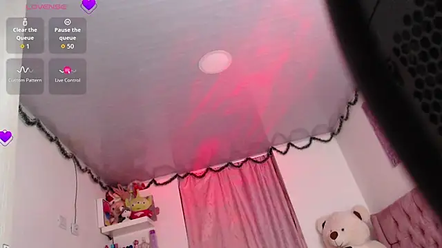 Snapshot of violett_brown9 chatting on June 25, 2026, 7:02 am violett brown9 online show from June 25, 2026, 7:02 am