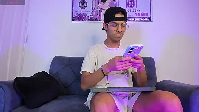 Victor LatinBoy online show from April 21, 2026, 11:39 am