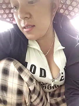 Snapshot of Lucky_cutee chatting on June 18, 2026, 10:09 am Lucky cutee online show from June 18, 2026, 10:09 am