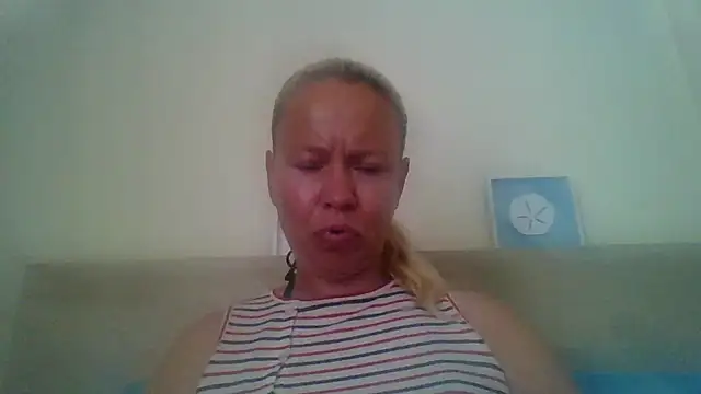 jennyblondeuk online show from May 4, 2026, 1:58 pm