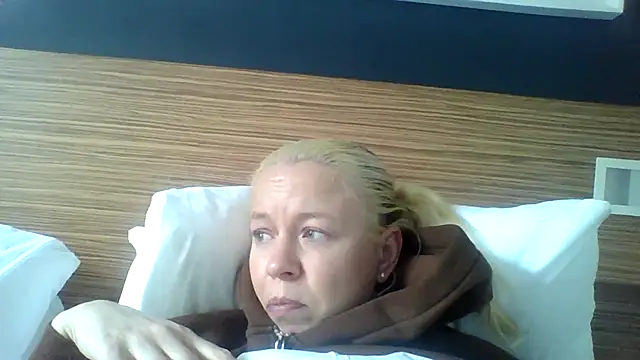 jennyblondeuk online show from April 10, 2026, 4:25 pm